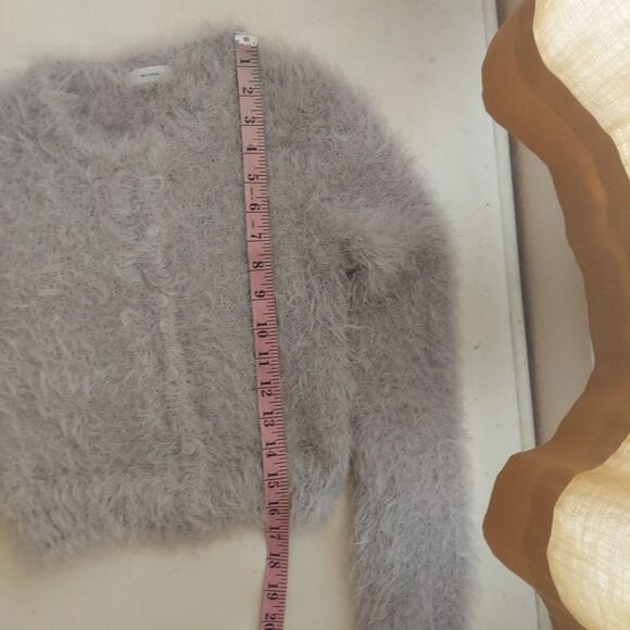 Mo-No-Ha Grey Fuzzy Eyelash Knit Cropped Sweater "Size Free" (Best Fits XS) - Picture 8 of 10